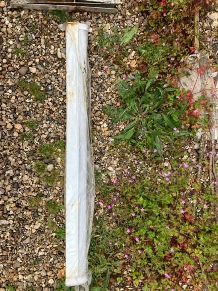 Photo of free Long fluorescent tube light (Lower Morden SM4) #1