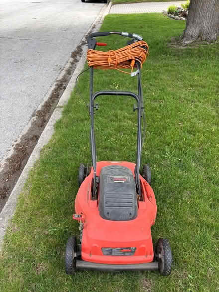 Photo of free Electric lawnmower Barrie East End (L4m 5m2) #2