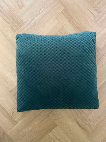 Photo of free Green cushion (Dore, S17) #1