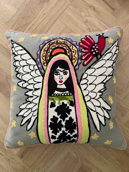 Photo of free Cushion (Dore, S17) #1