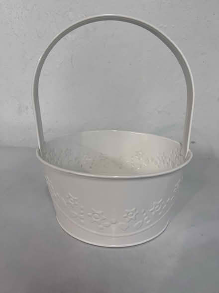 Photo of free White metal basket (Sunnyvale - Ponderosa Park) #1