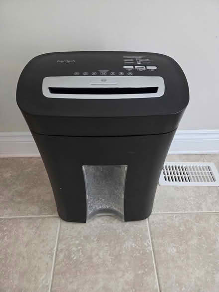 Photo of free Shredder OmniTech EMC10A (K2J0V1) #2