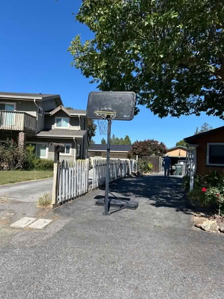 Photo of free Curb alert Basketball Hoop (94087) #1