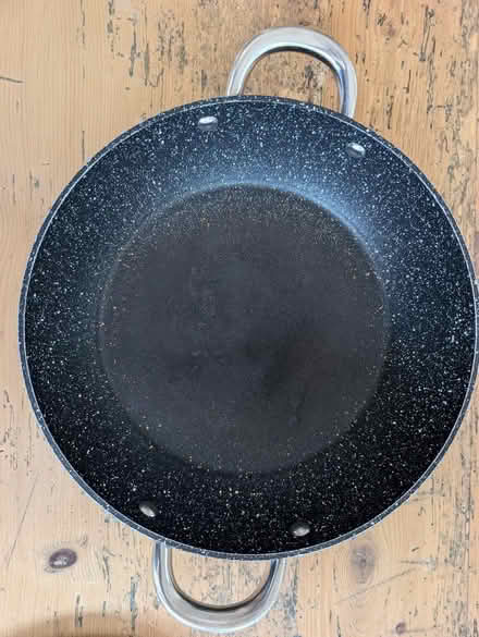Photo of free 11"/28cm Wok with lid (Lion Gate TW9) #2