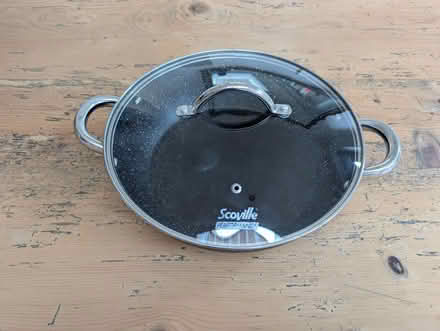 Photo of free 11"/28cm Wok with lid (Lion Gate TW9) #1