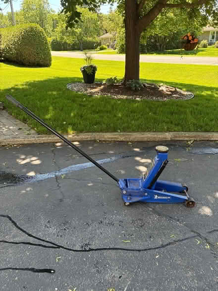 Photo of free Michelin 31/2 ton jack (Manotick) #3