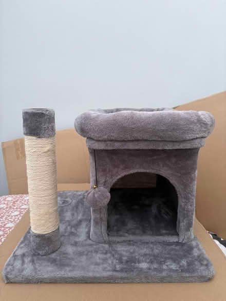 Photo of free Small cat house (Beckenham BR3) #1