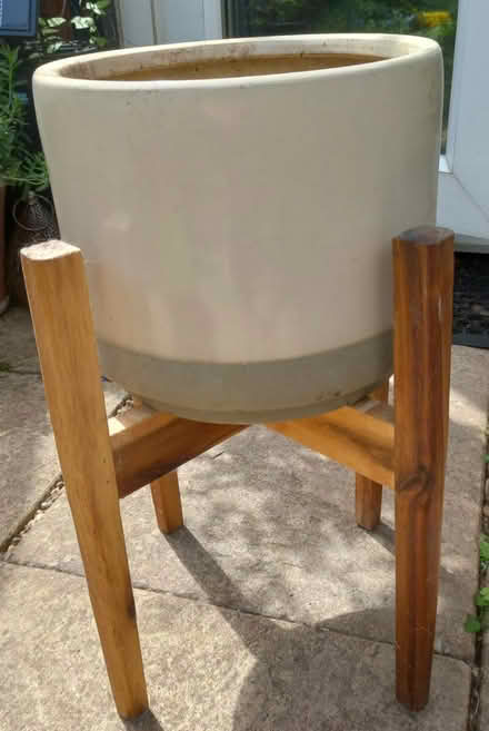 Photo of free Large ceramic planter with stand (Didcot OX11) #1