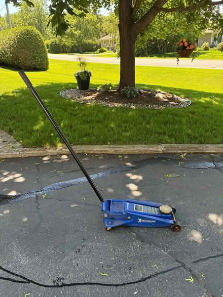 Photo of free Michelin 31/2 ton jack (Manotick) #1