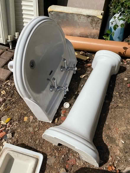 Photo of free Heritage Pedestal sink and taps (OX4 Iffley) #1