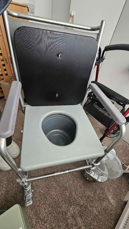 Photo of free Commode (Sutton HU8) #3
