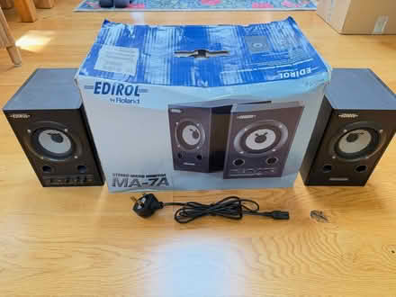 Photo of free Pair of 'Edirol' (by Roland) speakers (Priestwood RG42) #1