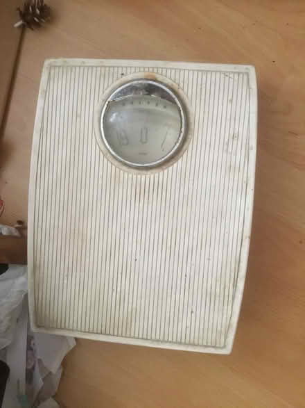 Photo of free Bathroom scales - READ NOTES (B62 near Blackheath) #1