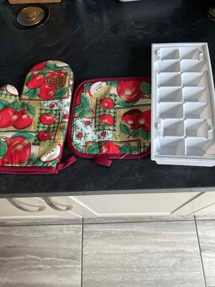 Photo of free Brand new oven glove/pot holder plus ice cube tray (Cemetery Hill MK41) #1