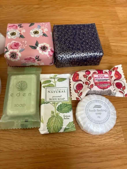 Photo of free Make up bag and toiletries (B437LA) #3