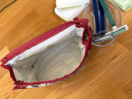 Photo of free Make up bag and toiletries (B437LA) #2