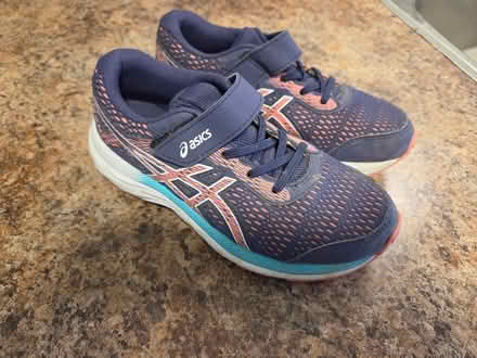 Photo of free Girls running shoes size 2.5 (West end) #1