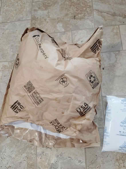 Photo of free freezable ice pack paper padded bag (Teaneck) #1