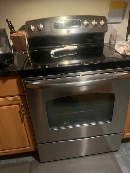 Photo of free GE 30" Electric Range (Upper Red Hook, NY) #1