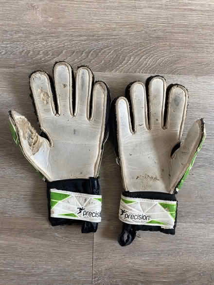 Photo of free Football gloves (W4) #2