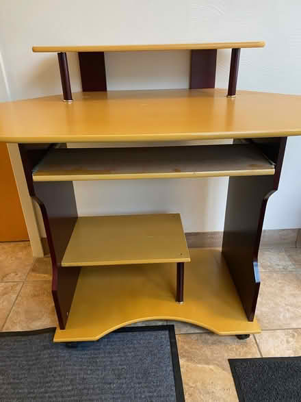 Photo of free computer desk (Near murrysville) #1