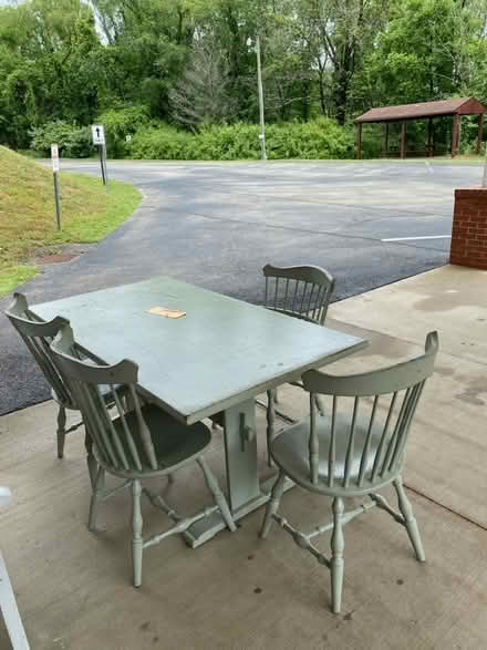 Photo of free table and chairs (Near murrysville) #1