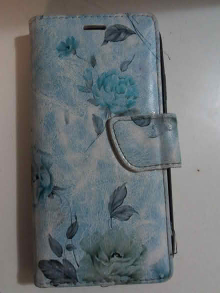 Photo of free iPhone 11 wallet phone case (Carling) #1