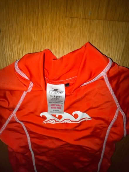 Photo of free Swim surf top 3-4 y (Angel EC1V) #2