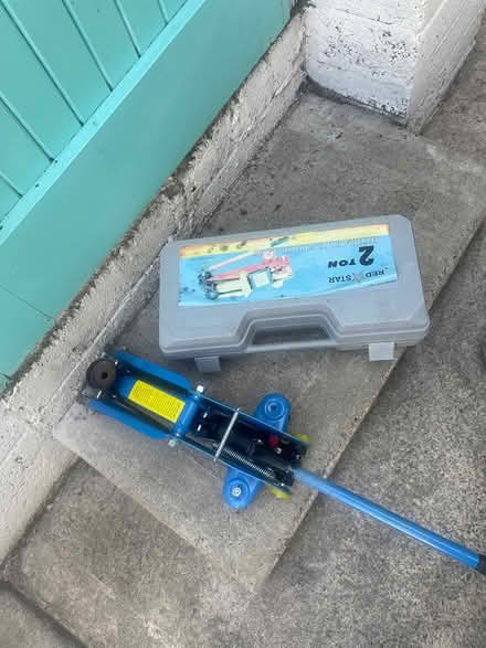Photo of free 2 ton car jack (phibsborough Dublin 7) #1
