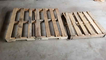 Photo of free 2 pallets (Des Peres) #1