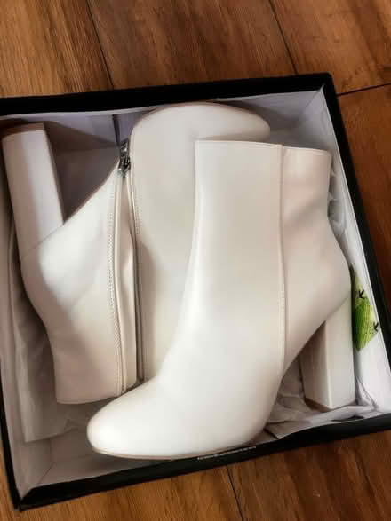 Photo of free White boots (Chelsea (SW10)) #1