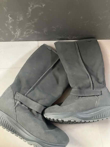 Photo of free Skechers shape up lboots (Coulsdon, nr, train station) #4