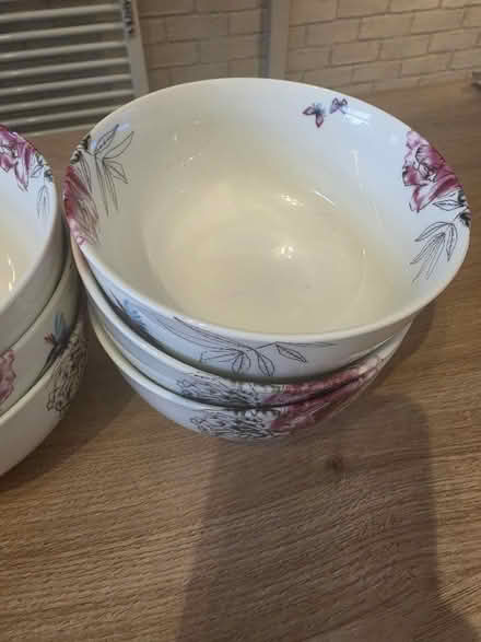 Photo of free 6 bowls and dinner plates (Malvern Link WR14) #1