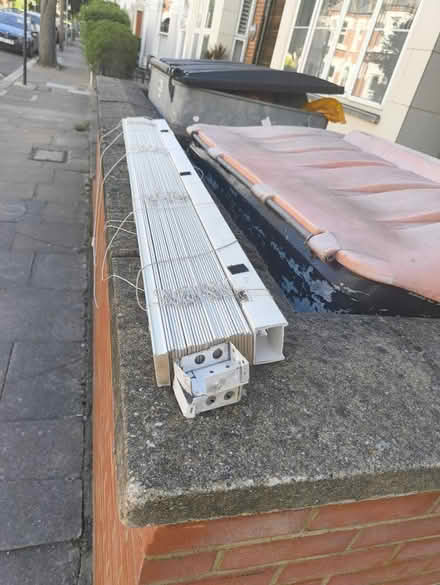 Photo of free 3 venitian blinds (2 wood, 1 métal) (Wandsworth SW18) #2