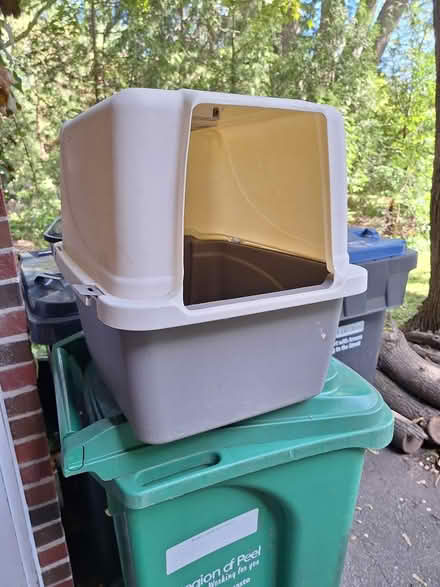 Photo of free Cat litter bin with cover (Hurontario and South Service) #1