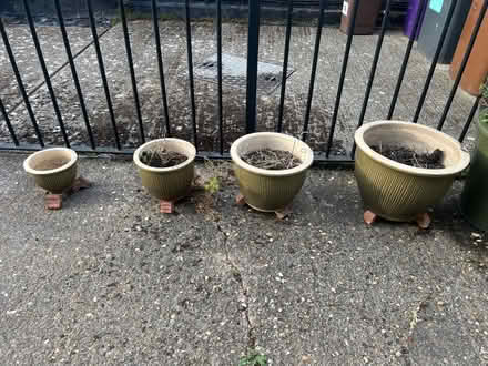 Photo of free 4 pots with legs (Letchworth SG6) #1