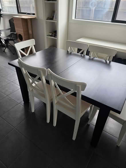 Photo of free Extendable dining table/six chairs (Near bunnings) #1