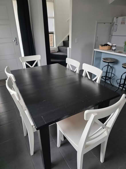 Photo of free Extendable dining table/six chairs (Near bunnings) #4