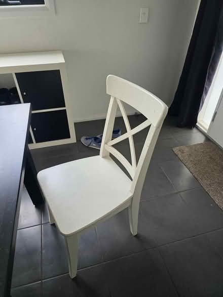 Photo of free Extendable dining table/six chairs (Near bunnings) #3