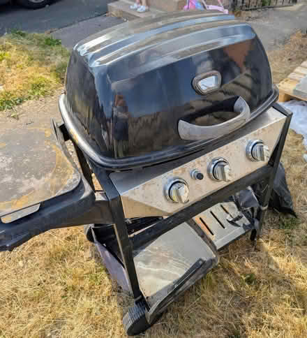 Photo of free 3- Burner gas grill (Beeston LS11) #2