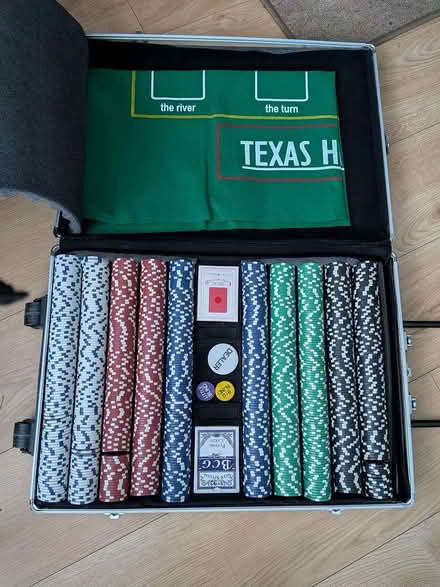Photo of free Poker chips in case (Handcross) #1
