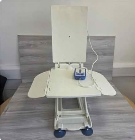 Photo of aquajoy bath lift ( or simular) (Uxbridge UB8) #1